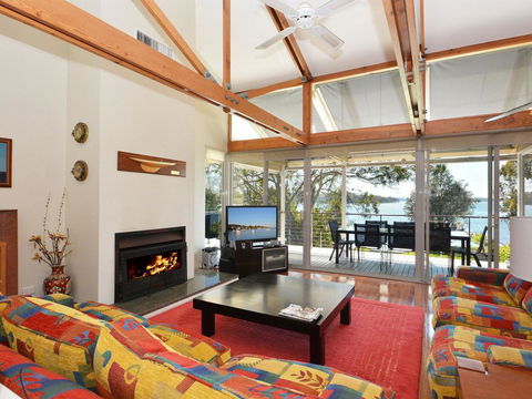 Morisset Bay Waterfront Views Lake House Looking Over Trinity Marina - Whitsundays Accommodation 1