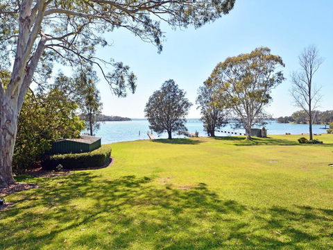 Morisset Bay Waterfront Views Lake House Looking Over Trinity Marina - Whitsundays Accommodation 3
