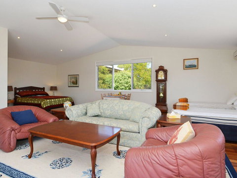 Morisset Waterfront 1bdr Studio Looking Over Trinity Marina - Whitsundays Accommodation 0