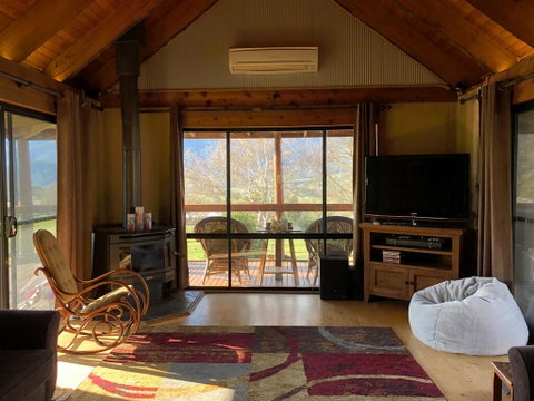 Mountain Grass Lodge (2 Bedroom) - Whitsundays Accommodation 2