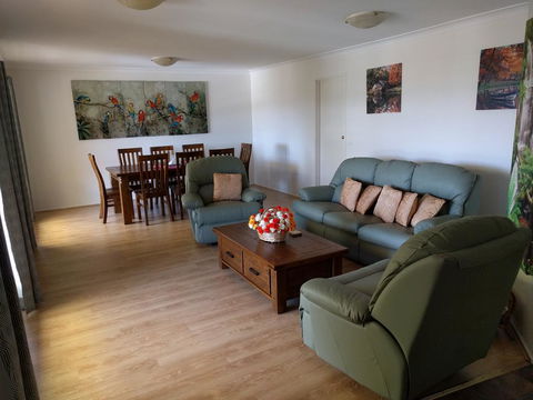 Mountain View Beach House - Whitsundays Accommodation 3