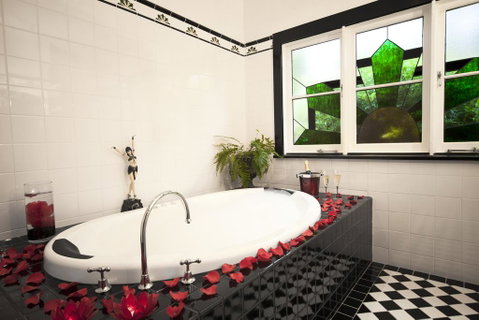 Mountain Whispers The Gatsby - Whitsundays Accommodation 3