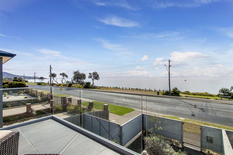 Nautilus 1 Luxury Retreat - Modern Beachfront Townhouse, WiFi, Water Views - Whitsundays Accommodation 1