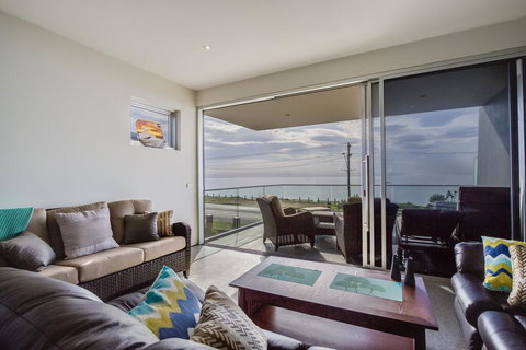 Nautilus 1 Luxury Retreat - Modern Beachfront Townhouse, WiFi, Water Views - Whitsundays Accommodation 3