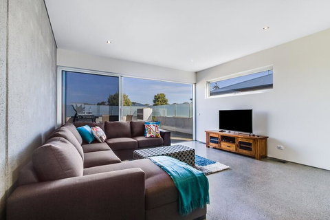 Nautilus 1 Luxury Retreat - Modern Beachfront Townhouse, WiFi, Water Views - Whitsundays Accommodation 2