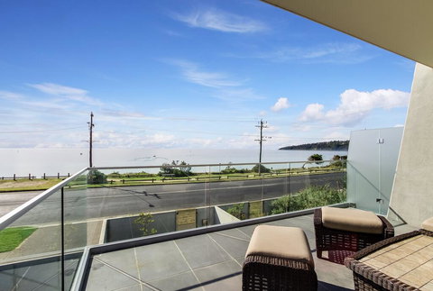 Nautilus 2 Luxury Retreat - Modern Beachfront Townhouse, WiFi, Water Views - Whitsundays Accommodation 2