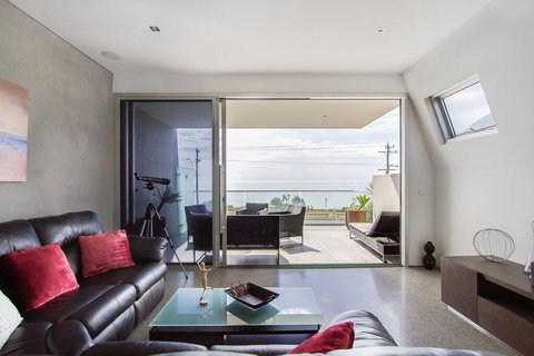 Nautilus 2 Luxury Retreat - Modern Beachfront Townhouse, WiFi, Water Views - Whitsundays Accommodation 1