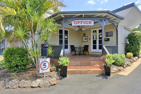 Ned Kelly's Motel - Whitsundays Accommodation 2