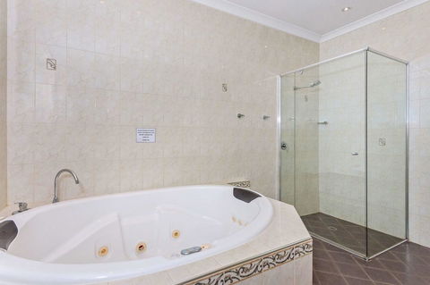 Quality Hotel Bayswater - Whitsundays Accommodation 20