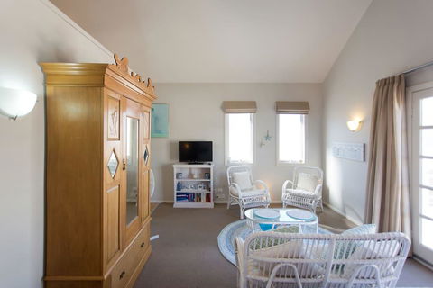Fremantle Local Beach Studio - Whitsundays Accommodation 2