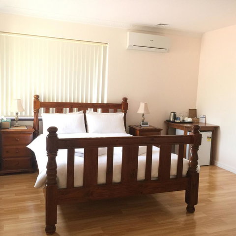 The Royal Dolphin Bed & Breakfast Safety Bay - Whitsundays Accommodation 4