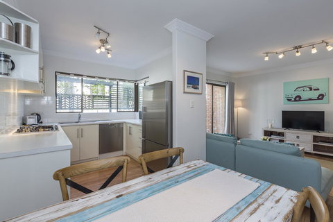 Cottesloe Sea Salt Abode - Executive Escapes - Whitsundays Accommodation 7