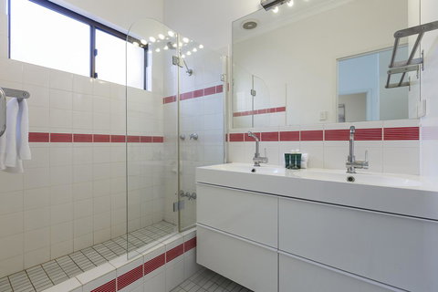 Cottesloe Sea Salt Abode - Executive Escapes - Whitsundays Accommodation 11