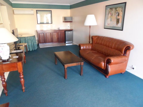 Clifton Motel & Grittleton Lodge - Whitsundays Accommodation 25