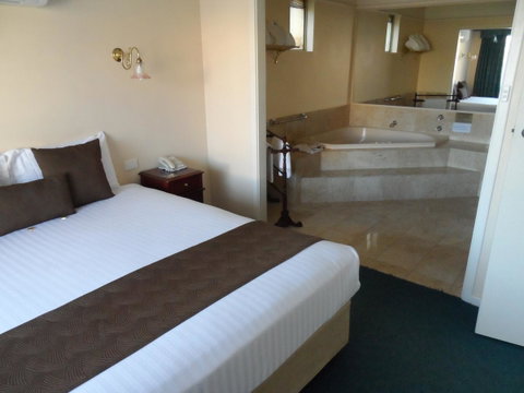 Clifton Motel & Grittleton Lodge - Whitsundays Accommodation 27