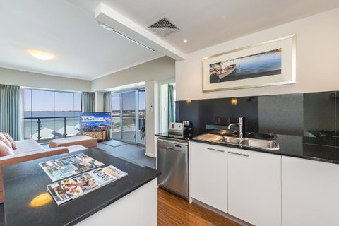 A 406 FANTASTIC OCEAN BEACH And MARINA VIEW APT - MANDURAH - Whitsundays Accommodation 18
