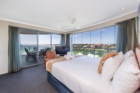 A 406 FANTASTIC OCEAN BEACH And MARINA VIEW APT - MANDURAH - Whitsundays Accommodation 13