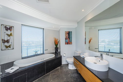 A 406 FANTASTIC OCEAN BEACH And MARINA VIEW APT - MANDURAH - Whitsundays Accommodation 14