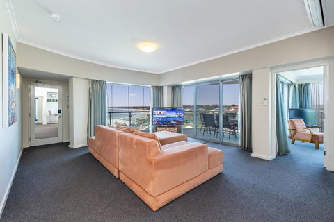 A 406 FANTASTIC OCEAN BEACH And MARINA VIEW APT - MANDURAH - Whitsundays Accommodation 0