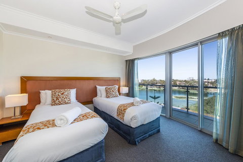 A 406 FANTASTIC OCEAN BEACH And MARINA VIEW APT - MANDURAH - Whitsundays Accommodation 17
