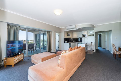 A 406 FANTASTIC OCEAN BEACH And MARINA VIEW APT - MANDURAH - Whitsundays Accommodation 22