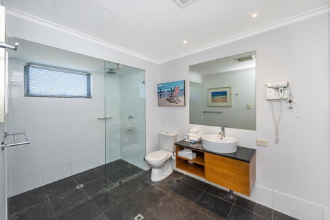 A 406 FANTASTIC OCEAN BEACH And MARINA VIEW APT - MANDURAH - Whitsundays Accommodation 16