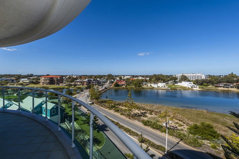 A 406 FANTASTIC OCEAN BEACH And MARINA VIEW APT - MANDURAH - Whitsundays Accommodation 11