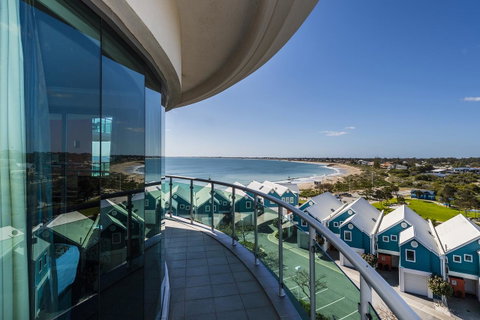A 406 FANTASTIC OCEAN BEACH And MARINA VIEW APT - MANDURAH - Whitsundays Accommodation 9