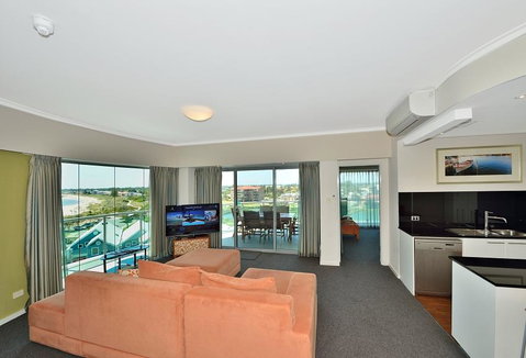 A 406 FANTASTIC OCEAN BEACH And MARINA VIEW APT - MANDURAH - Whitsundays Accommodation 10