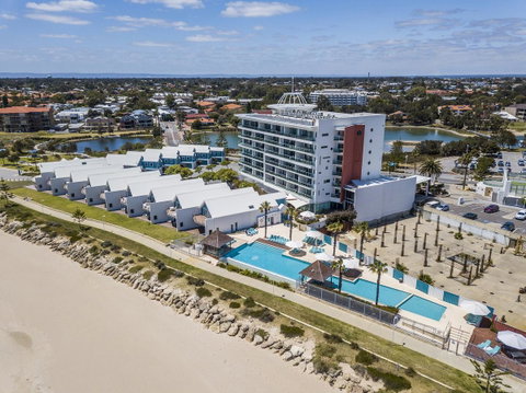 A 406 FANTASTIC OCEAN BEACH And MARINA VIEW APT - MANDURAH - Whitsundays Accommodation 7