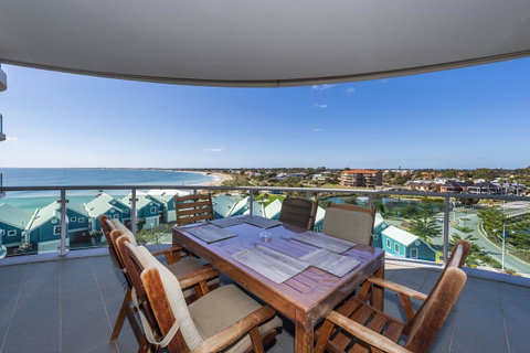 A 406 FANTASTIC OCEAN BEACH And MARINA VIEW APT - MANDURAH - Whitsundays Accommodation 4