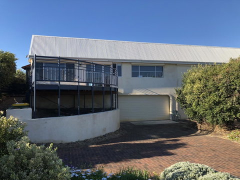 Halls Head Beach House - Whitsundays Accommodation 1