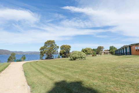 Riverfront Motel & Villas - Whitsundays Accommodation 3