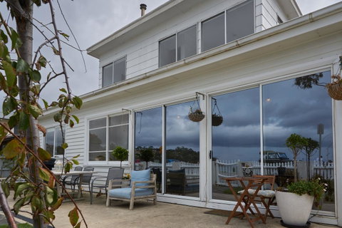 The Ultimate Beach House - Whitsundays Accommodation 4