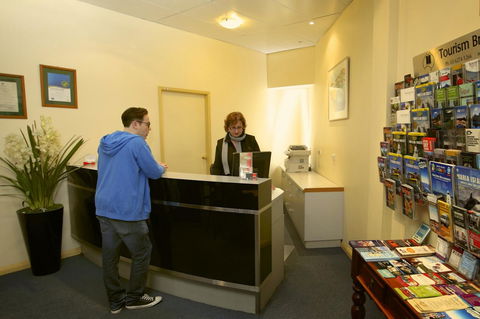 Mayfair Plaza Motel And Apartments - Whitsundays Accommodation 2