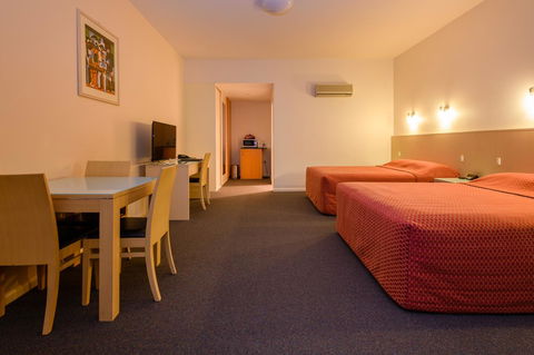 Mayfair Plaza Motel And Apartments - Whitsundays Accommodation 6