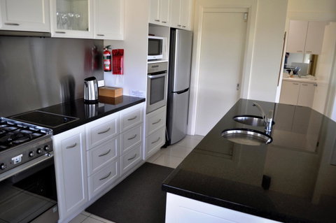 Belton Apartments-Hedge Cottage - Whitsundays Accommodation 4