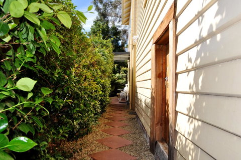 Belton Apartments-Hedge Cottage - Whitsundays Accommodation 5