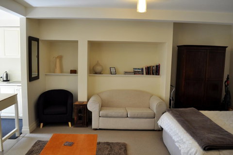 Belton Apartments-Hedge Cottage - Whitsundays Accommodation 6