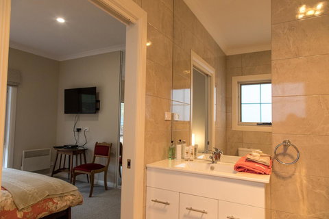 Mountain Blue Guest House - Whitsundays Accommodation 13