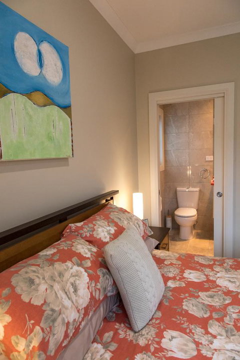 Mountain Blue Guest House - Whitsundays Accommodation 12