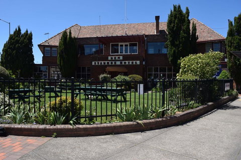 New Ivanhoe Hotel - Whitsundays Accommodation 0