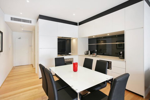 New York On Riley - Split-Level Executive 2BR Darlinghurst Apartment With A New York Feel - Whitsundays Accommodation 2