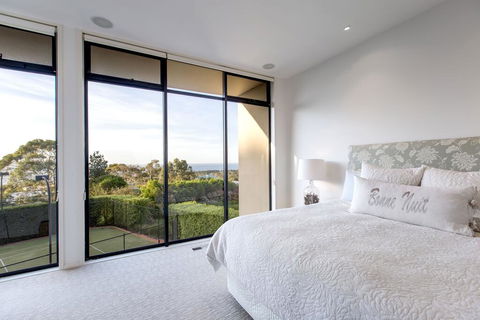Newhaven Luxury Family Home With Bay Views, Large Pool, Jacuzzi, Tennis Court, Playground - Whitsundays Accommodation 2