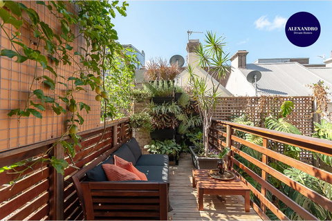 Newly Renovated Dream Mansion - In The Heart Of The City - Whitsundays Accommodation 0