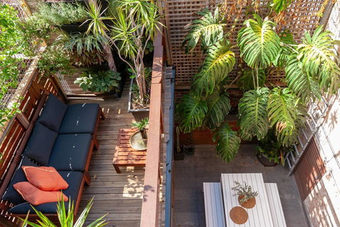 Newly Renovated Dream Mansion - In The Heart Of The City - Whitsundays Accommodation 2