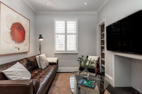 Newly Renovated Dream Mansion - In The Heart Of The City - Whitsundays Accommodation 3