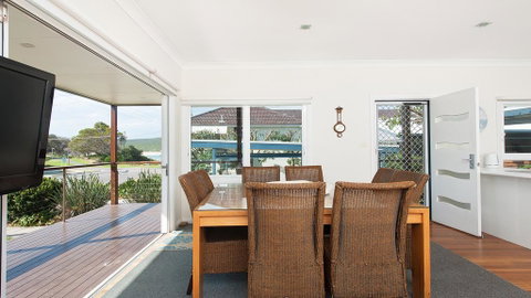 No. 1 Fingal Bay Beach House - The Little Abode - Whitsundays Accommodation 1