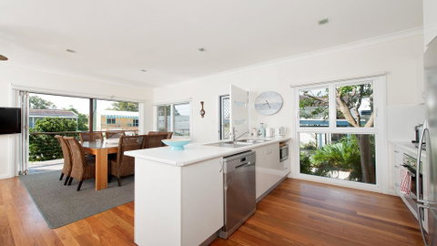 No. 1 Fingal Bay Beach House - The Little Abode - Whitsundays Accommodation 3