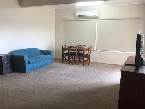 O'Shea's Royal Hotel - Whitsundays Accommodation 1